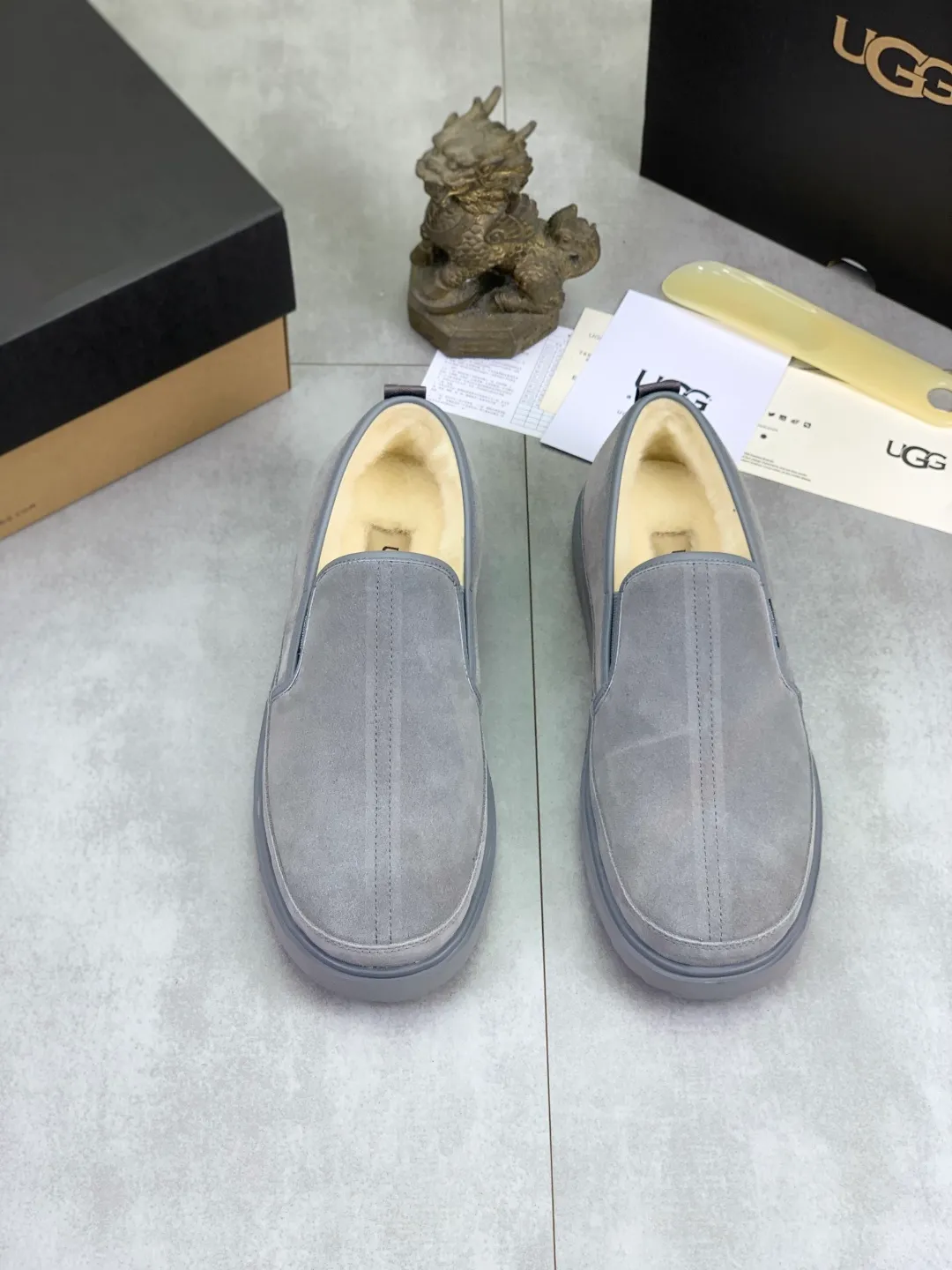 Men's men's shoes 💰P580 [New style] hot style 💰 versatile casual slip-on fur shoes 🆘 "Real Wool" [UGG] 👉 hot style men's shoes official website synchronization 🔰 quality [proud] is not comparable to the imitations in the general market 🌀 The upper is imported Italian frosted calfskin, and the lining: foot pad 🅰️ grade 🐑 real wool 👻 Only Grade A can show the effect The hand feels smooth and delicate 🔱The shoe shape is grand, only the factory can achieve it 🎄The perfect toughness of the original outsole 👻⬛️ can allow customers to bid farewell to one-time consumption. Real wool lining, super warm. Available in black or brown. Size: 39-44